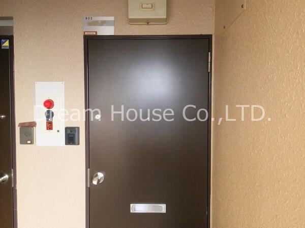駒込駅南口のグリーンヒル文京の玄関ドア グリーンヒル文京401は駒込駅南口より徒歩6分、ファミリーやシェアルームに最適。昭和小学校通学域の賃貸マンション