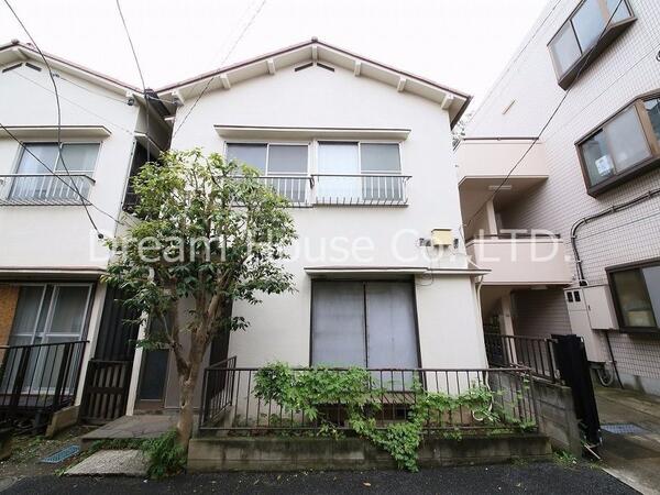 千石駅から徒歩6分の千石一丁目貸家の外観です。 千石一丁目の貸家です。ちょっと古いけど逆にいい雰囲気を出しています。味わいのある戸建てや古くても安くて部屋数があれば良いと言うお客様にはぴったりです。