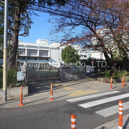 千石駅・巣鴨駅・駒込駅の3駅利用できるエルザセンティア六義園です。都内屈指の高級住宅街『大和郷』エリアの賃貸物件