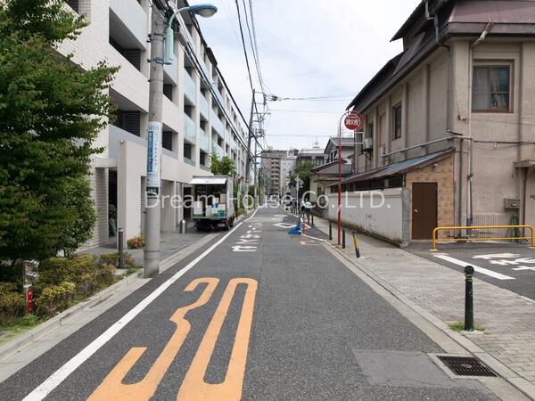 交通量の少ない通学路、昭和小学校まで徒歩3分 やっぱり安心が一番
歩道も整備されていて深夜の帰宅も安心です。