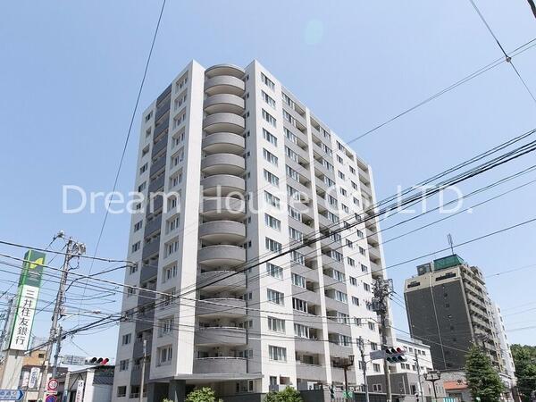 明るい瀟洒なタイル張り 上品な白基調のタイル張りの外観です