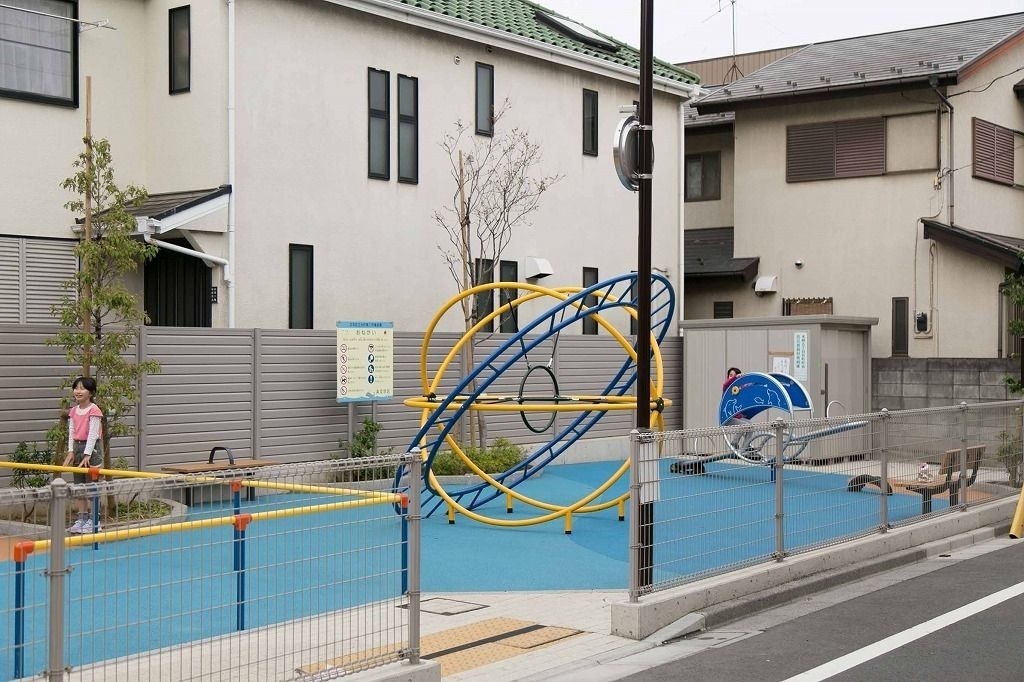 東京大学本郷キャンパスから程近い場所にある本郷・台町児童遊園。住宅街の児童遊園がリニューアルされて遊具の配置など全て一新されました。