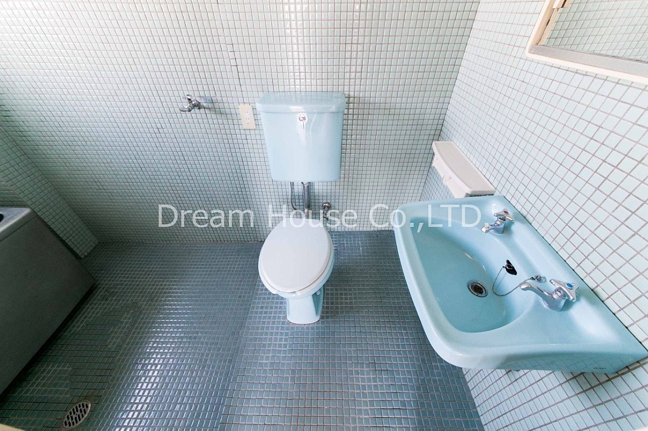 千石メーゾンのトイレと洗面台。文京区千石エリア8万2dkは格安な物件です。